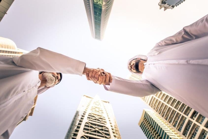 Бизнесмены на встрече на открытом воздухе в Дубае, Объединенные Арабские Эмираты.