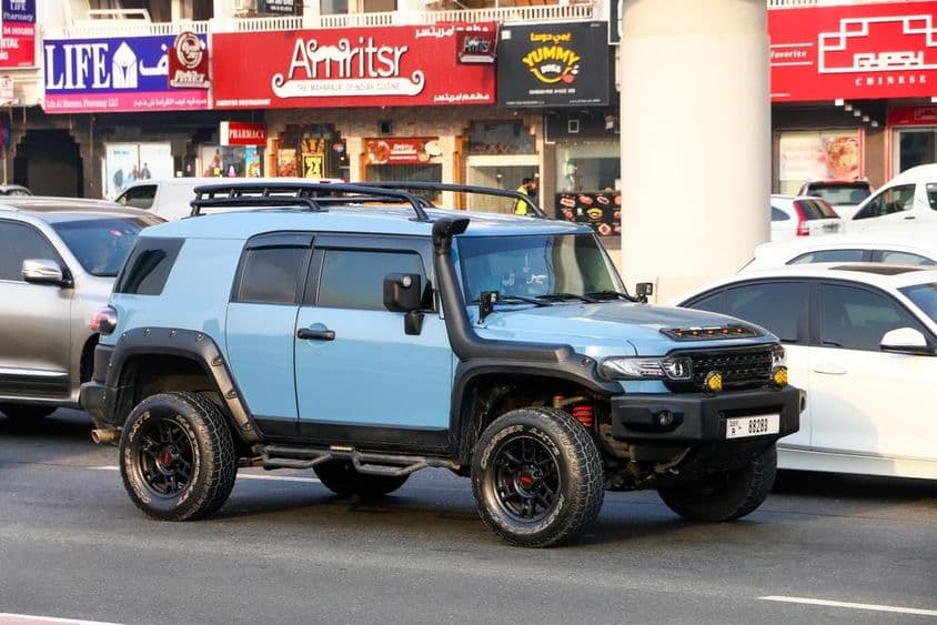 Внедорожник Toyota FJ Cruiser на городской улице.