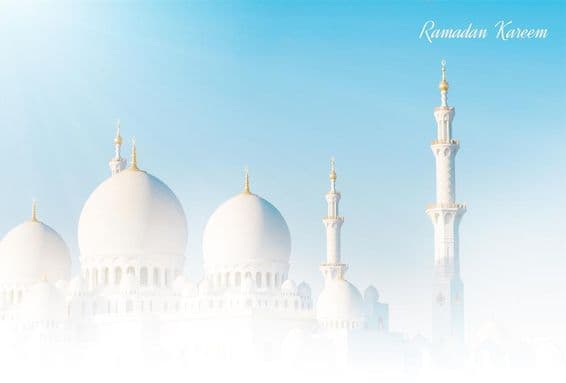 Благословенный Рамадан с красивой мечетью на фоне.