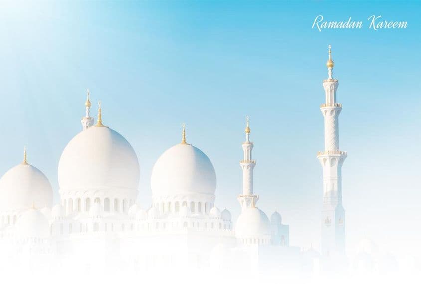Благословенный Рамадан с красивой мечетью на фоне.
