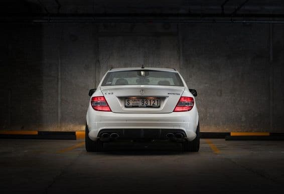 Mercedes Benz C63 2009 на парковке.