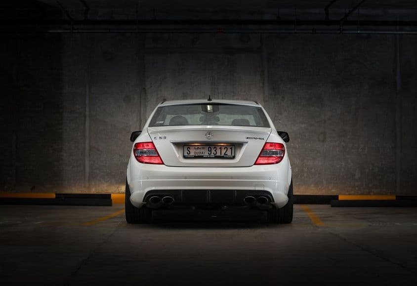 Mercedes Benz C63 2009 на парковке.