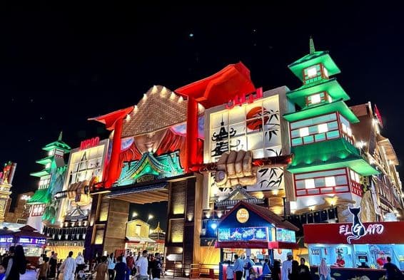 Входные ворота японского павильона в Глобал Вилледж.