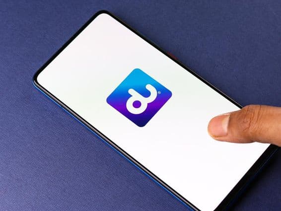 Логотип сети Du на экране телефона.