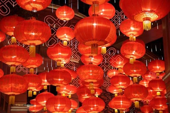 Праздничные фонари отмечают китайский Новый год.