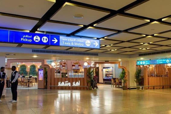 Электронные указатели для такси и метро в Дубайском международном аэропорту.