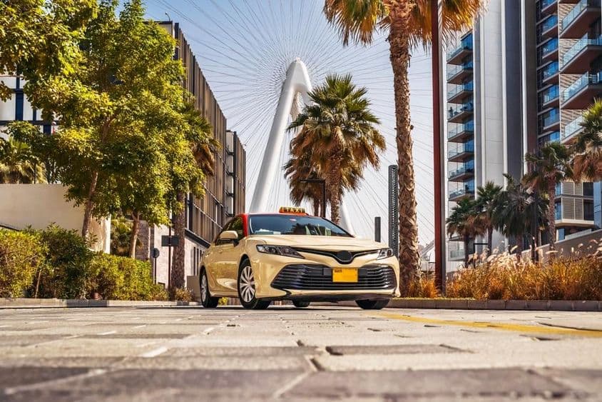 Такси на улице в Дубае.