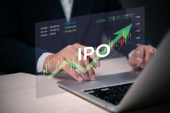 Финансовый эксперт работает на ноутбуке во время выпуска IPO.