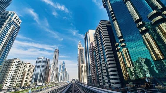 Городской пейзаж Дубая, здания, небоскрёбы, дороги.