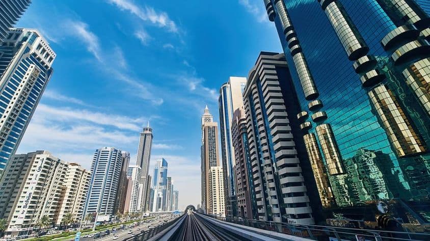 Городской пейзаж Дубая, здания, небоскрёбы, дороги.