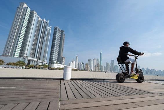 Молодой человек, катающийся на самокате.