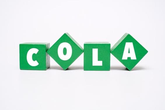 Цветной деревянный блок с надписью КОЛА.