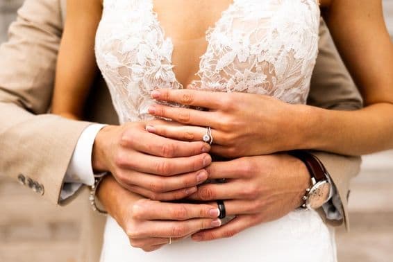 Молодая пара в кольцах.