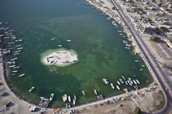 Рыбаки в Умм-эль-Кувейне направляются на обед.