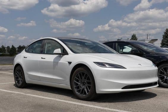 Tesla Model 3 припаркована.