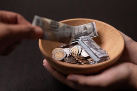 Пожертвование, собираемое в деревянной посуде.