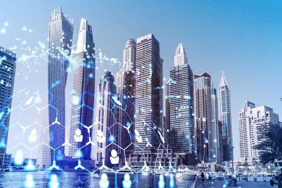 Небоскрёбы в деловом районе Дубая с голограммами.