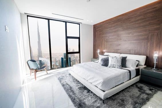 Современная и роскошная спальня с видом на центр Дубая.
