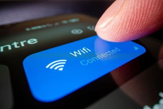 Подключение смартфона к WiFi.