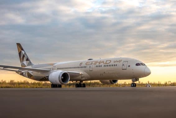 Самолет ETIHAD Airways Boeing 787-9 Dreamliner готовится к взлету.