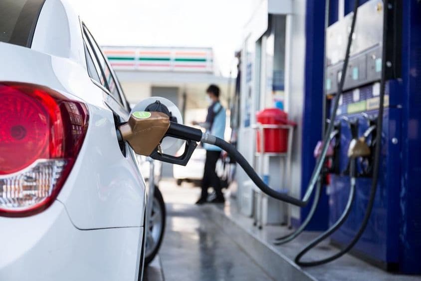 Топливные колонки на автозаправочной станции в Дубае.