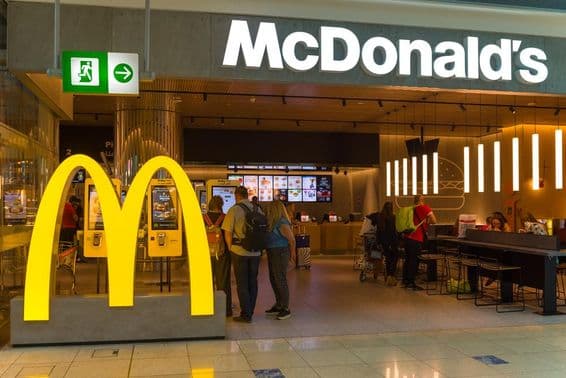 Ресторан быстрого питания McDonald's в Международном аэропорту Дубая.