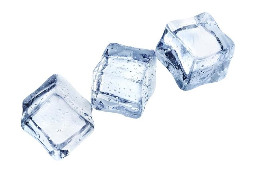 Три изысканных кубика льда плавают в пространстве.