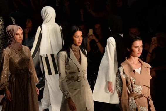 Девушки на подиуме на Неделе скромной моды.