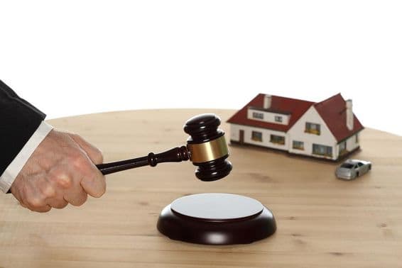 Молоточек аукциона, ударяющий по столу.