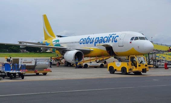 Самолет компании Cebu Pacific, припаркованный в международном аэропорту Пуэрто-Принсеса.