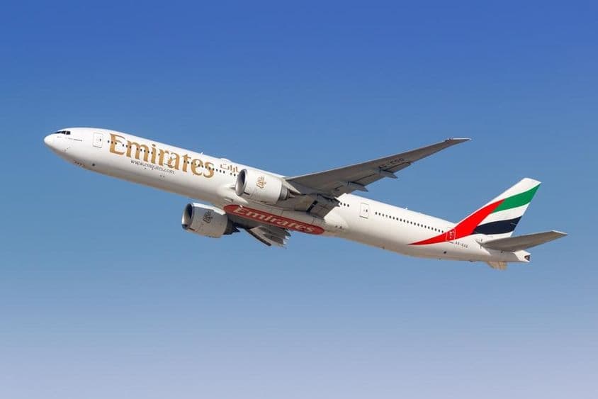 Самолет Emirates Boeing 777-300ER, приближающийся к посадке в аэропорту Дубая.
