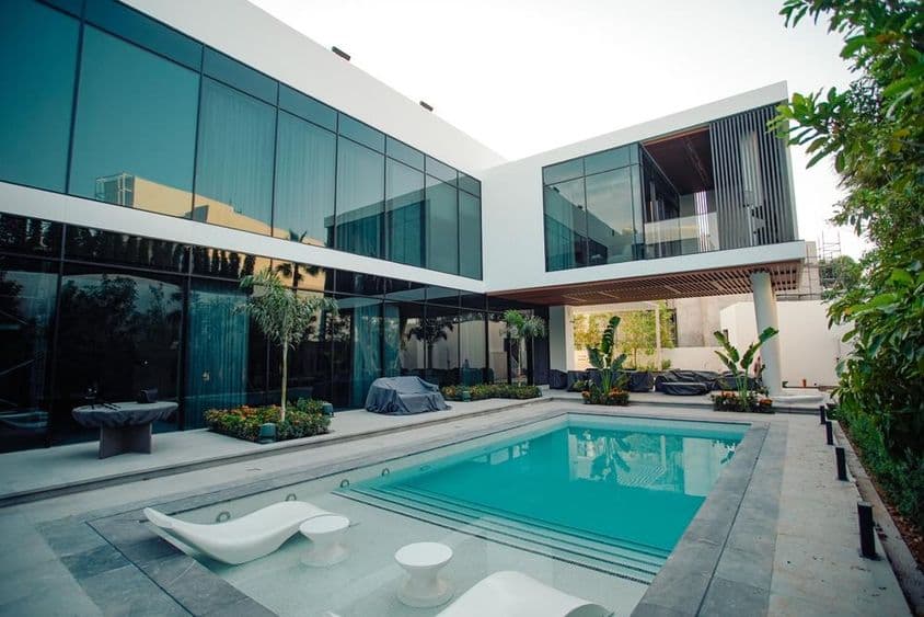 Роскошная вилла в Дубае с открытым бассейном.