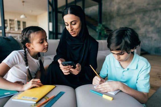 Традиционная арабская семья в Дубае проводит время вместе дома.