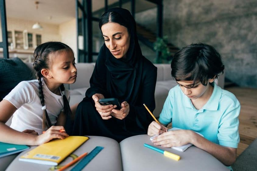 Традиционная арабская семья в Дубае проводит время вместе дома.