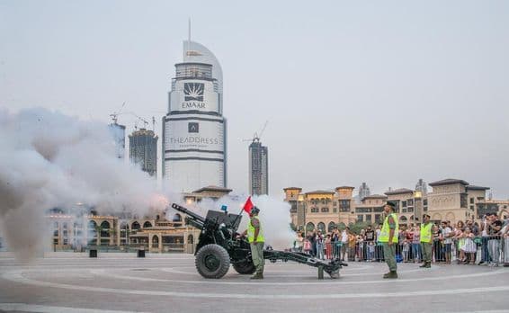 Дубай, Объединенные Арабские Эмираты, пушка выстреливает на закате в течение месяца Рамадан.