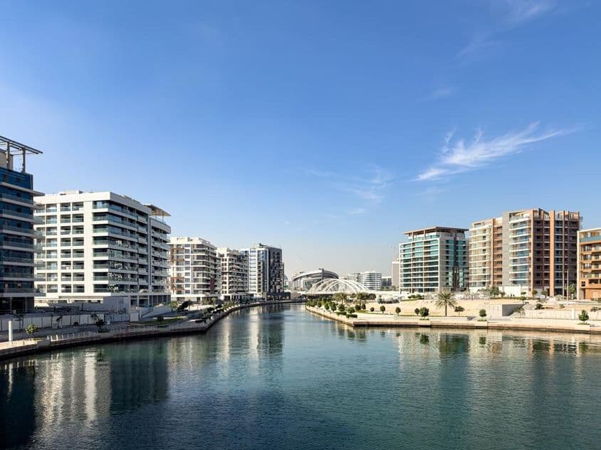 Жилые здания и канал в районе Al Raha Beach в Абу-Даби.