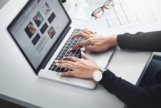 Женщина работает удаленно из дома за ноутбуком.