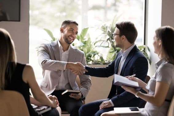 Начальник благодарит сотрудника за идею.