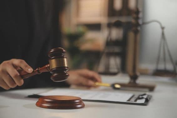 Судейский молоток готовится к удару.