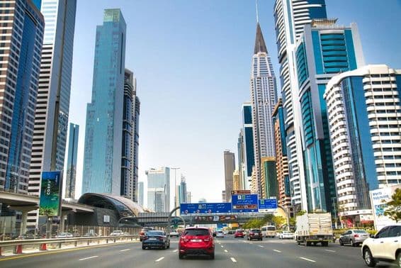 Шоссе Шейха Зайеда в Дубае с небоскрёбами.