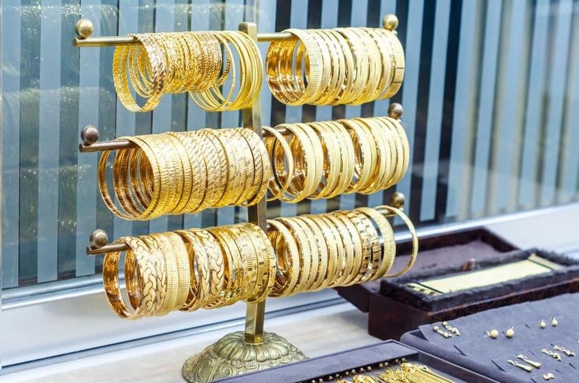 Золотые браслеты на продажу в ювелирном магазине.