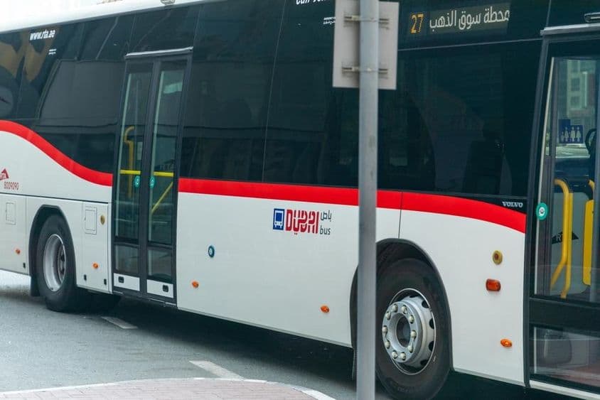Автобус Управления дорог и транспорта (RTA) в Дубае.
