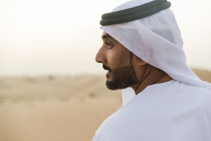 Мусульманский бизнесмен из Дубая в традиционной одежде.