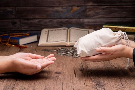 Мусульмане помогают бедным и нуждающимся.