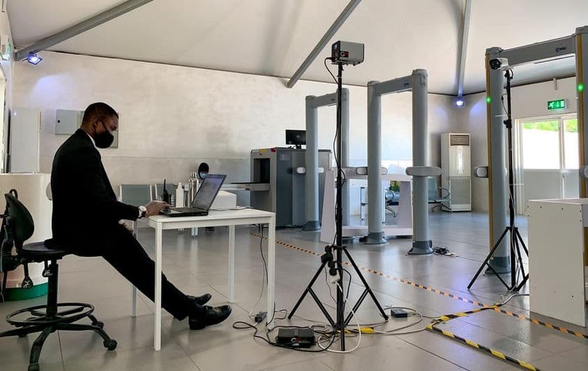 Термальный сканер температуры тела при входе в терминалы аэропорта Абу-Даби.