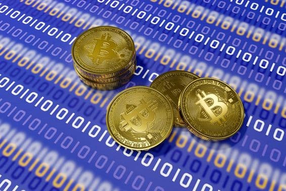 Биткойн на синем фоне с белым двоичным кодом.