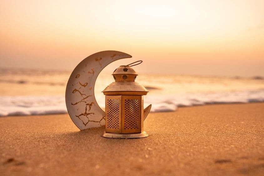 Традиционная свечная извивающаяся луна на пляже.