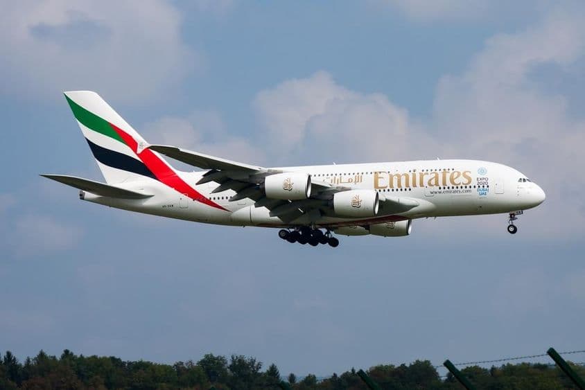 Пассажирский самолет Emirates Airlines приземляется в аэропорту.