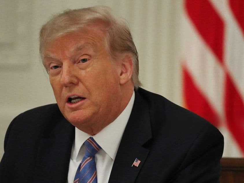 Дональд Трамп выступает на мероприятии.