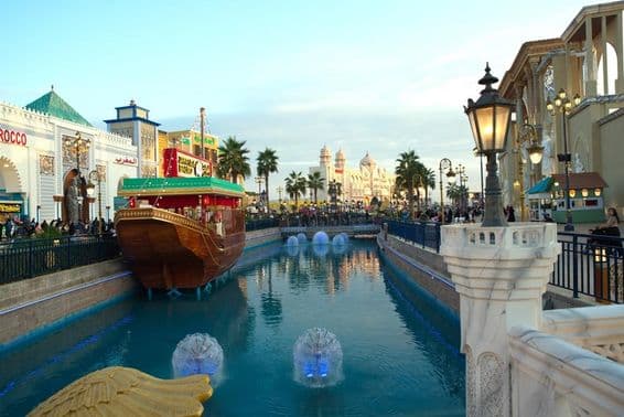 Вид на Глобальную деревню в Дубае вечером